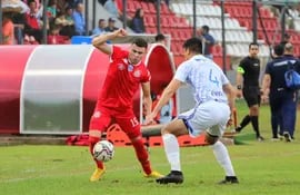 El volante Juan Ángel Martínez Núñez (26 años) busca  desbordar ante la marca del lateral Gustavo Ramón Mencia Dávalos (34). (Foto: APF)