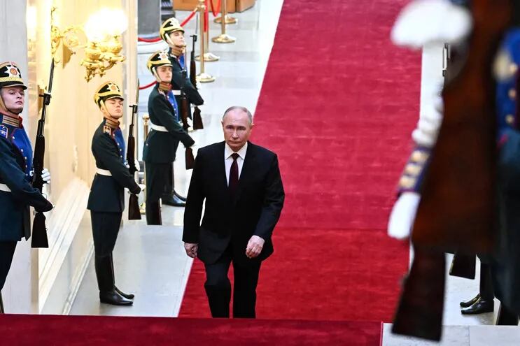 El presidente ruso Vladimir Putin llega a la ceremonia de investidura en el Kremlin, este martes.