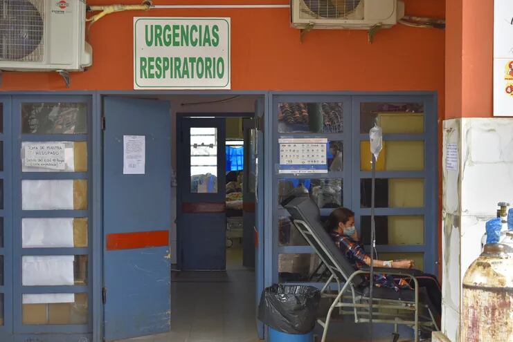 Muchos pacientes son internados en los pasillos de los hospitales ante la gran demanda por contagios y baja disponibilidad de camas.