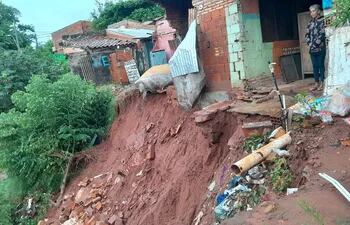 Lidia Ferreira mira con angustia como la erosión avanza hacia su terreno, su casa está a punto de caer al arroyo Fortín de Villa Elisa.