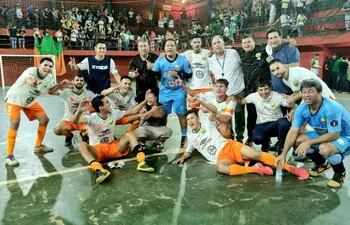 Integrantes del equipo de San Alberto celebrando la victoria por 2-1 ante su similar de Paranaense por la fase clasificatoria del Nacional de Futsal.