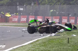 Así quedó el PHM AIX Racing del paraguayo Joshua Duerksen en el accidente en el inicio de la carrera sprint de la Fórmula 2 en Imola, Italia.