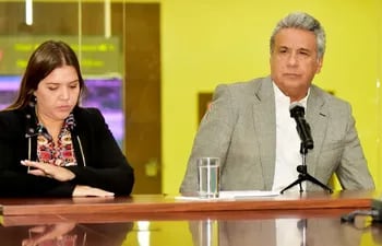 el-presidente-de-ecuador-lenin-moreno-junto-a-la-vicepresidenta-alejandra-vicuna-quien-ha-sido-denunciada-por-corrupcion--220634000000-1783279.jpg