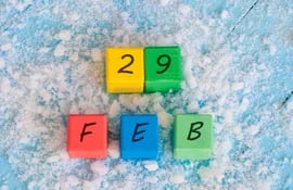 Imagen ilustrativa sobre el año bisiesto. Cubos coloridos que forman el número 29 y la abreviación "feb". El 2024 es año bisiesto.