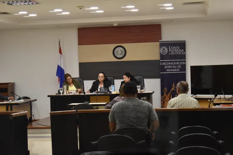 Los miembros del Tribunal de Sentencia deliberan en el Salón de Juicios Orales del Palacio de Justicia de Pedro Juan Caballero.