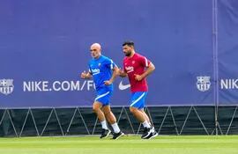 Sergio Agüero (d) entrenando en el Barcelona antes de que el club confirme la arritmia cardíaca.