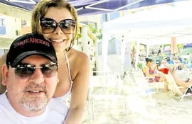 El senador  cartista Javier Zacarías Irún y su esposa Sandra McLeod, exintendenta de Ciudad del Este, ambos acusados por varios delitos, en otros tiempos disfrutando en las playas del Brasil.