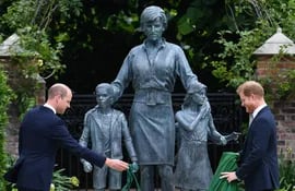 Guillermo y Enrique se fotografiados públicamente durante el descubrimiento de una estatua conmemorativa a su madre, la princesa Diana con motivo de celebrarse los 60 años de su nacimiento. (Foto de Dominic Lipinski / POOL / AFP)