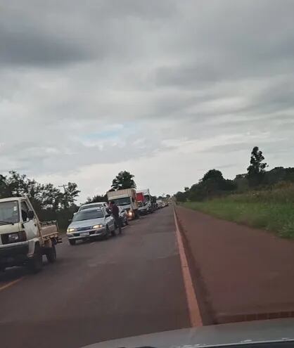 Congestionamiento vehicular en Salto del Guairá debido a protestas de los seguidores de Paraguayo Cubas.
