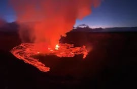 Esta imagen proporcionada por el Servicio Geológico de EE. UU. (USGS) el 7 de junio de 2023 muestra la erupción de Kilauea desde el cráter de la cumbre Halemaumau dentro de un área cerrada del Parque Nacional de los Volcanes de Hawái en Hawái.