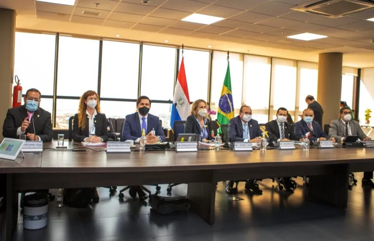 Autoridades de Itaipú, margen derecha, en la última reunión ordinaria del Consejo de Administración.