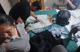En el allanamiento realizado en un hotel donde se hospedaban los detenidos también fueron encontradas prendas con más droga.
