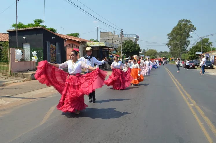 Galoperas cerraron calles de Guarambaré para bailar a la protectora espiritual, Natividad de Maria, cuya fiesta litúrgica se recuerda mañana