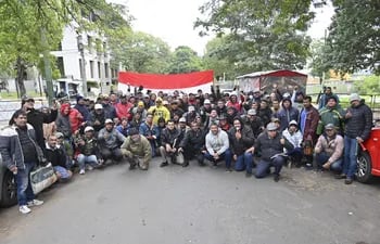 Grupo de conscriptos del golpe estuvieron en vigilia ayer frente al Congreso esperando la decisión