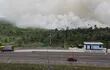 Bomberos intentan sofocar incendio forestal de gran magnitud en ruta "Luque-San Ber".