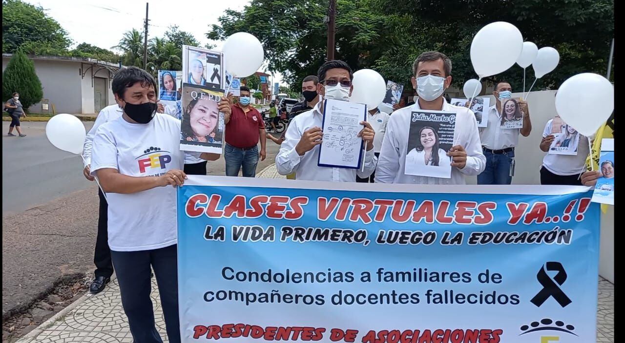 Portando globos blancos, afiches de docentes fallecidos víctimas del Covid-19, los docentes reclaman suspensión de clases presenciales hasta que todos sean inmunizados