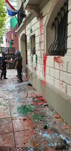 Así quedaron las paredes de la embajada tras el ataque con pintura.