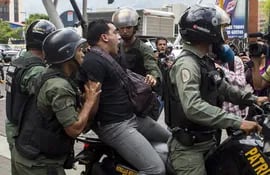 miembros-de-la-guardia-nacional-bolivariana-detienen-a-un-manifestante-durante-el-intento-de-marcha-del-lunes-cuando-la-represion-impidio-una-protes-210907000000-1082761.jpg