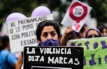 Imagen de referencia: "La violencia deja marcas", indica un cartel en una manifestación en contra de la violencia hacia la mujer.