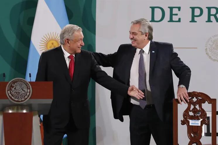 El presidente de Argentina, Alberto Fernández, y su homólogo de México, Andrés Manuel López Obrador (i), participan en una rueda de prensa matutina hoy, en el Palacio nacional de Ciudad de México (México).