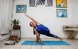 La instructora Leticia Trejo Escobar imparte una clase de Yoga en modalidad híbrida (virtual y presencial) para personas en recuperación de las secuelas de la Covid-19 en Guadalajara, estado de Jalisco (México).