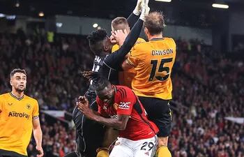 La jugada en la que André Onana, arquero del Manchester United, golpea a Sasa Kalajdzic, delantero de Wolverhampton.