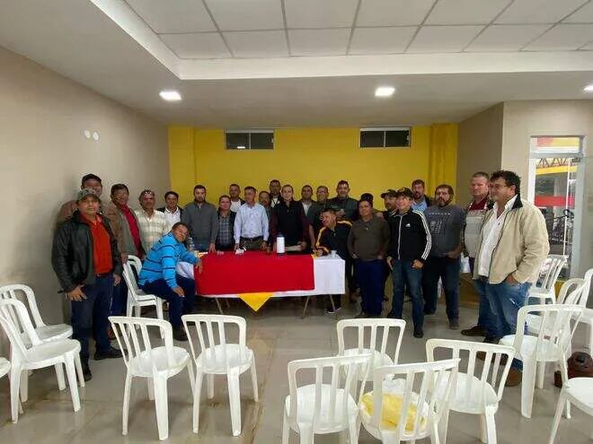 El grupo de lideres de camioneros quienes se reunieron el sábado en Coronel Oviedo.