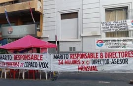 Funcionarios de Copaco instalaron una carpa de la resistencia frente a la Copaco.