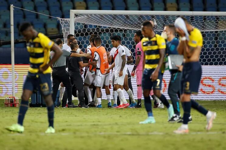 Ecuador no pudo mantener el 2-0 y terminó igualando con Perú.