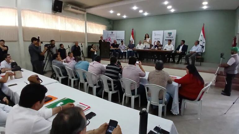 Reunión entre el Gobernador de Caaguazú, la Ministra de Obras Públicas e Intendentes de los 22 distritos del departamento de Caaguazú.