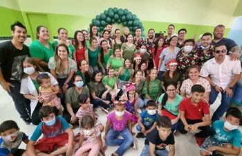 Serenata navideña en el Hospital de Pediatría "Acosta Ñu" en homenaje a los valientes guerreros.
