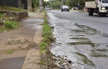 El agua servida corre por la avenida y destruye el asfalto de la avenida Perón. Las veredas están rotas. Vecinos le colocaron un cartel al intendente de Asunción.