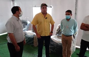 Las 10 camas donadas por el Hospital General de San Lorenzo servirá para que los pacientes puedan hidratarse en el tratamiento del dengue.