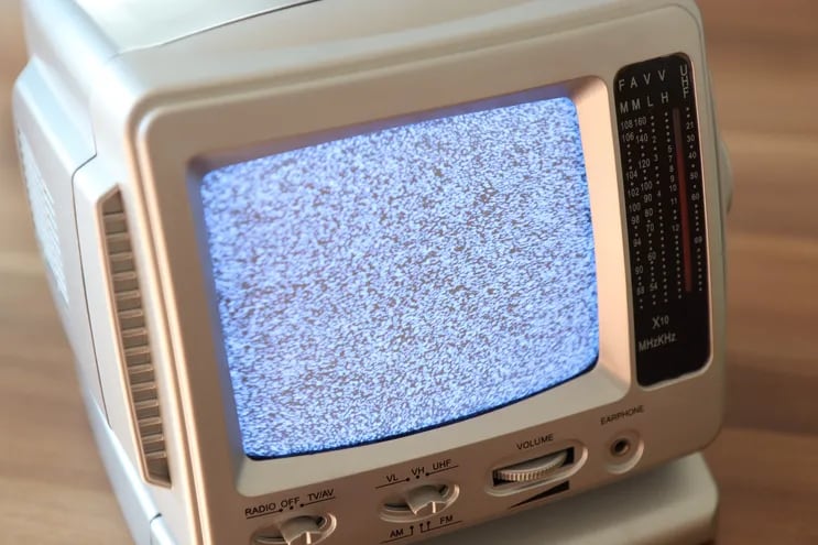 Un televisor analógico en una foto ilustración.