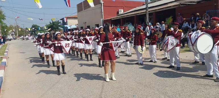 A pesar del intenso calor, los estudiantes del distrito se lucieron durante el desfile en homenaje a Fuerte Olimpo.