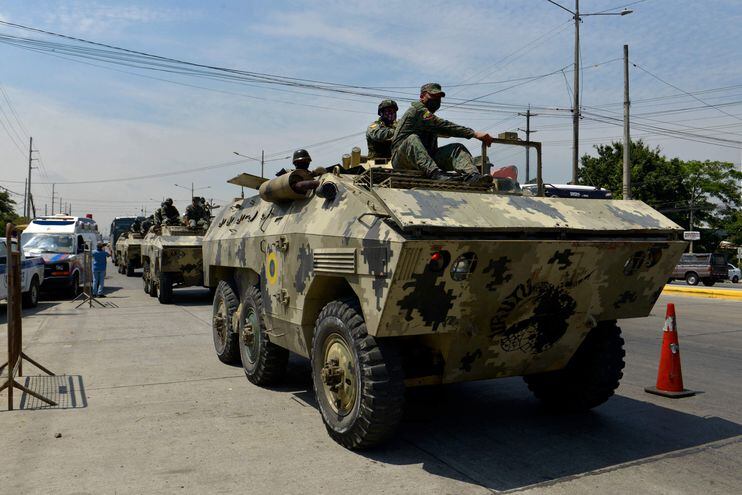 Soldados fueron desplegados en los alrededores de la prisión de Guayaquil, en Ecuador, tras la masacre del martes. (AFP)
