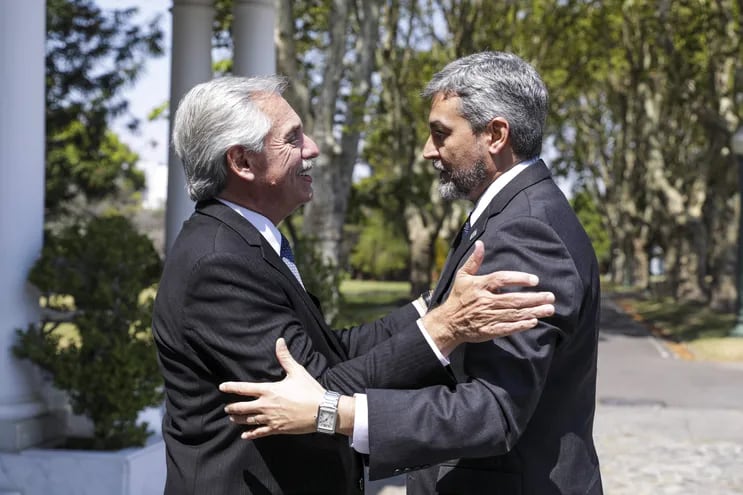 El presidente de Argentina Alberto Fernández (i) saluda a su homólogo de Paraguay Mario Abdo hoy, en Buenos Aires (Argentina).  (EFE)