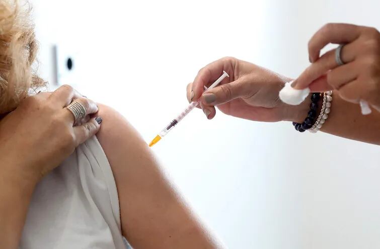 Una mujer recibe una dosis de la vacuna contra el Covid de Pfizer BioNTech en el Hospital de la Ciudad de Ankara, en Turquía.