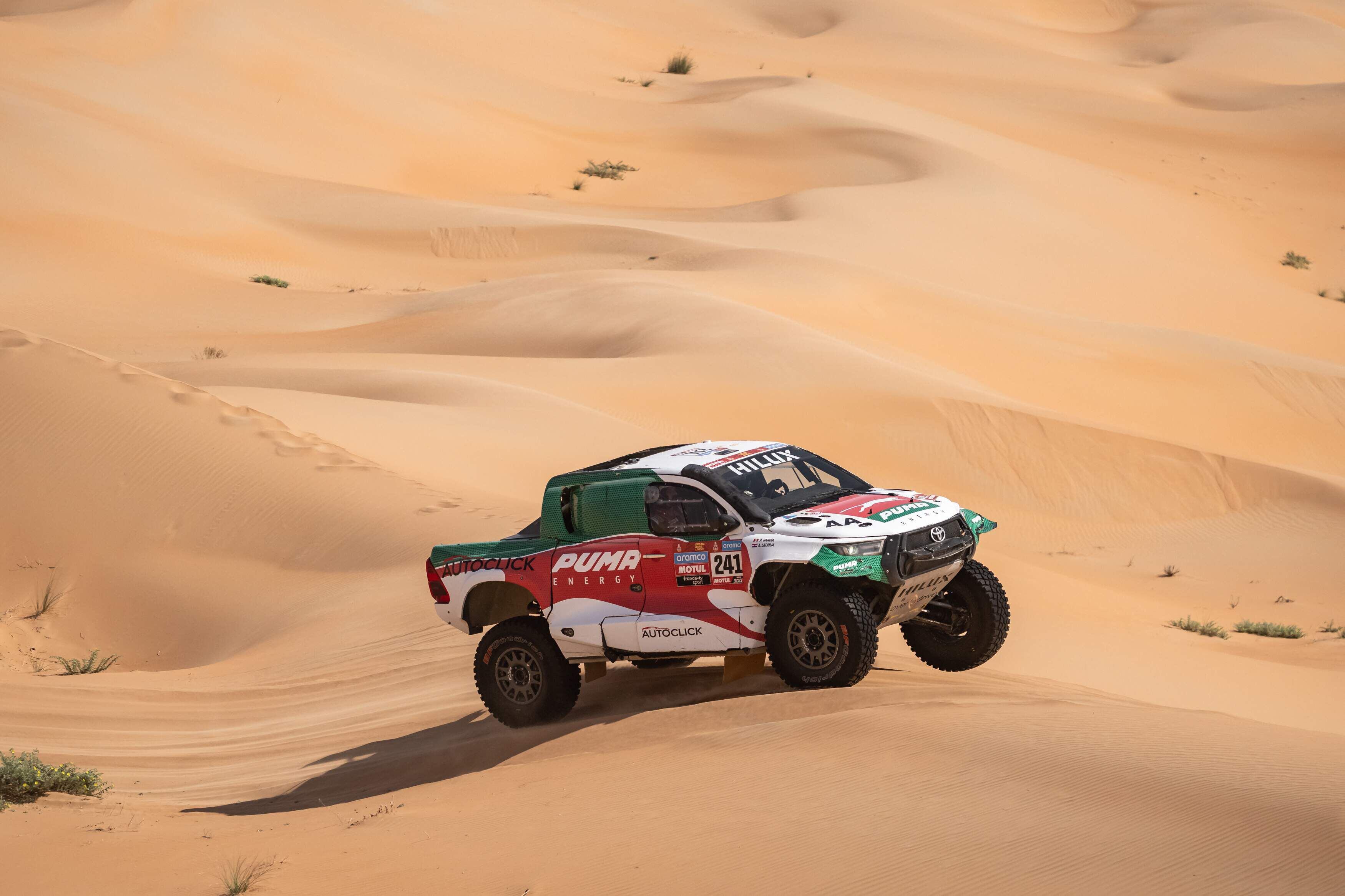 La Toyota Hilux V8 del equipo belga Overdrive Racing, al mando de Andrea Lafarja y Ashley García, en su paso por las inmensas dunas del suelo saudí.