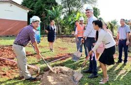 Autoridades educativas participaron del acto de palada inicial en la Escuela Básica N° 971 “Cabo 1° Basilio Benítez”, de Yguazú.