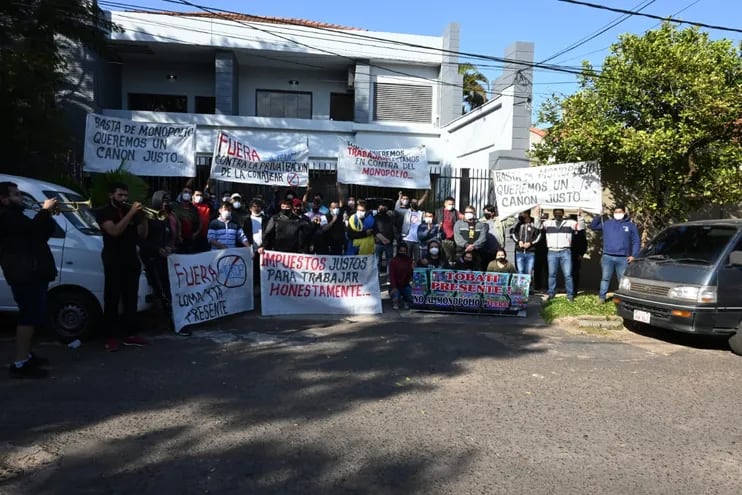 Explotadores de tragamonedas se manifestaron frente a la sede de Conajzar, esta mañana. El presidente de dicha institución, José Ortíz, se encuentra de vacaciones.