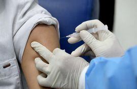 En varios países se inició la aplicación experimental de la vacuna contra el covid-19.