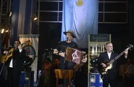 el-reconocido-acordeonista-argentino-antonio-tarrago-ros-puso-a-bailar-y-cantar-a-la-multitudinaria-concurrencia-que-se-hizo-presente-en-la-embajada-d-191404000000-1332841.jpg