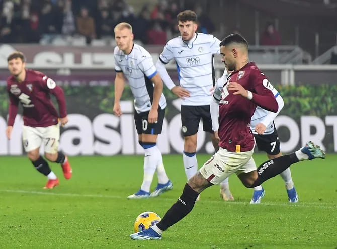 Antonio Sanabria anota desde el punto penal el segundo gol para el Torino, que le ganó 3-0 al Atalanta.