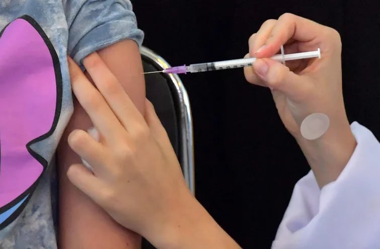 Un paciente recibe la vacuna Pfizer-BioNTech, en el hospital de Clínicas de Sao Paulo. El gobierno regional analiza la aplicación de una cuarta dosis.