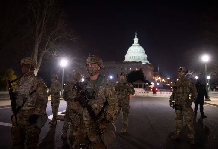 Los miembros de la Guardia Nacional de Estados Unidos se despliegan alrededor del Capitolio de Estados Unidos el 12 de enero de 2021 en Washington, DC. El Pentágono está desplegando hasta 15.000 soldados de la Guardia Nacional para proteger la investidura de Biden el 20 de enero, en medio de temores de una nueva violencia.