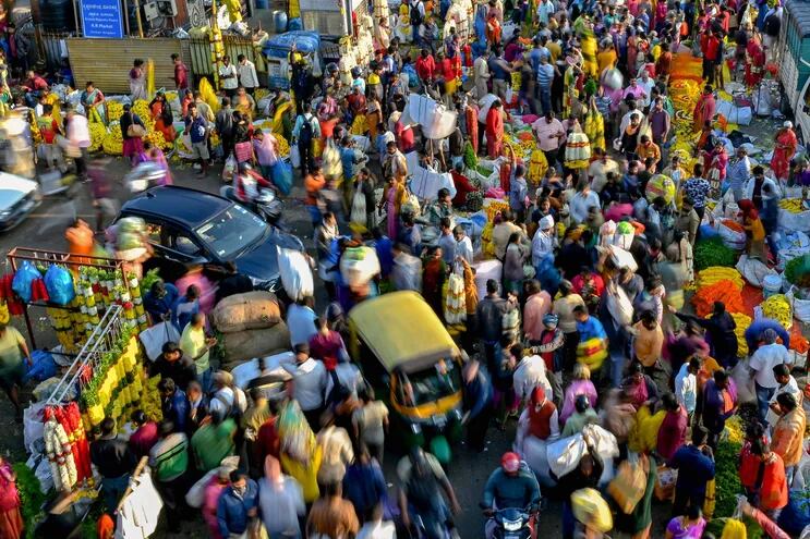 Una multitud de personas en un mercado en Bangalore, India.