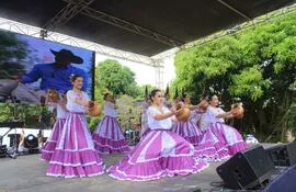 Danza paraguaya a cargo de la escuela de danza municipal de Villarrica.