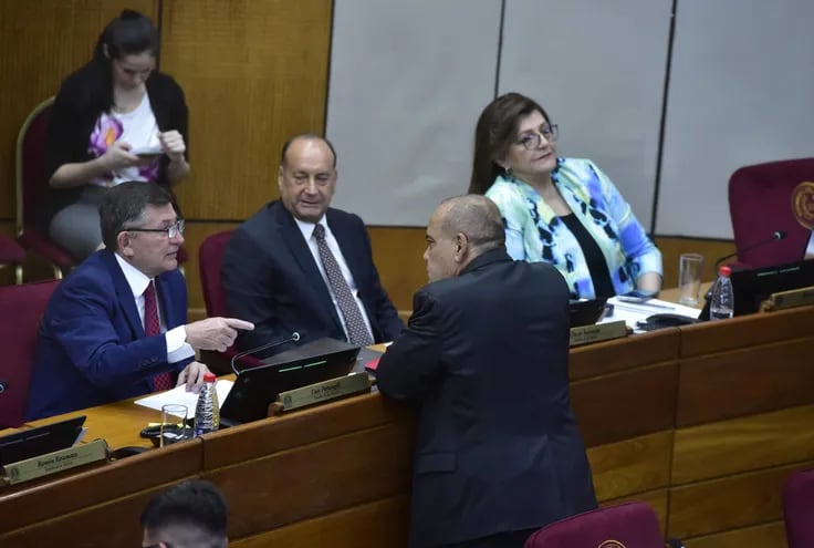 Senadores acusan al senador Luis Pettengill (ANR, Independiente) de violentar la ley de conflicto de intereses al votar por la ley de emisión de bonos de hasta 600 millones de dólares.