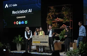 Cervepar y Coca-Cola Paresa premiaron a "ReciclaBOT", un asistente virtual IA educativo que busca concientizar e incentivar el reciclaje correcto.